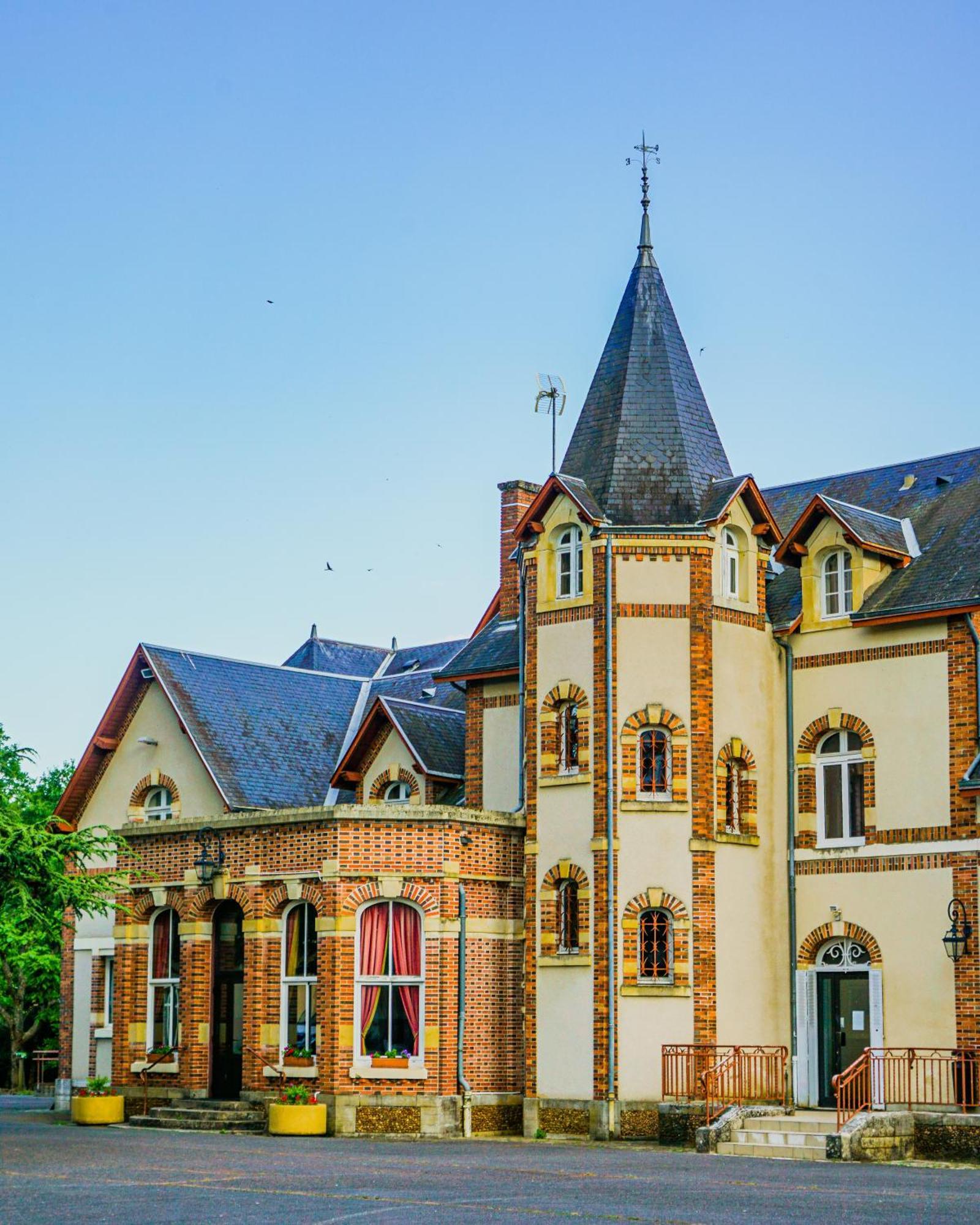 Hotel-Restaurant Domaine De La Grande Garenne Neuvy-sur-Barangeon Dış mekan fotoğraf