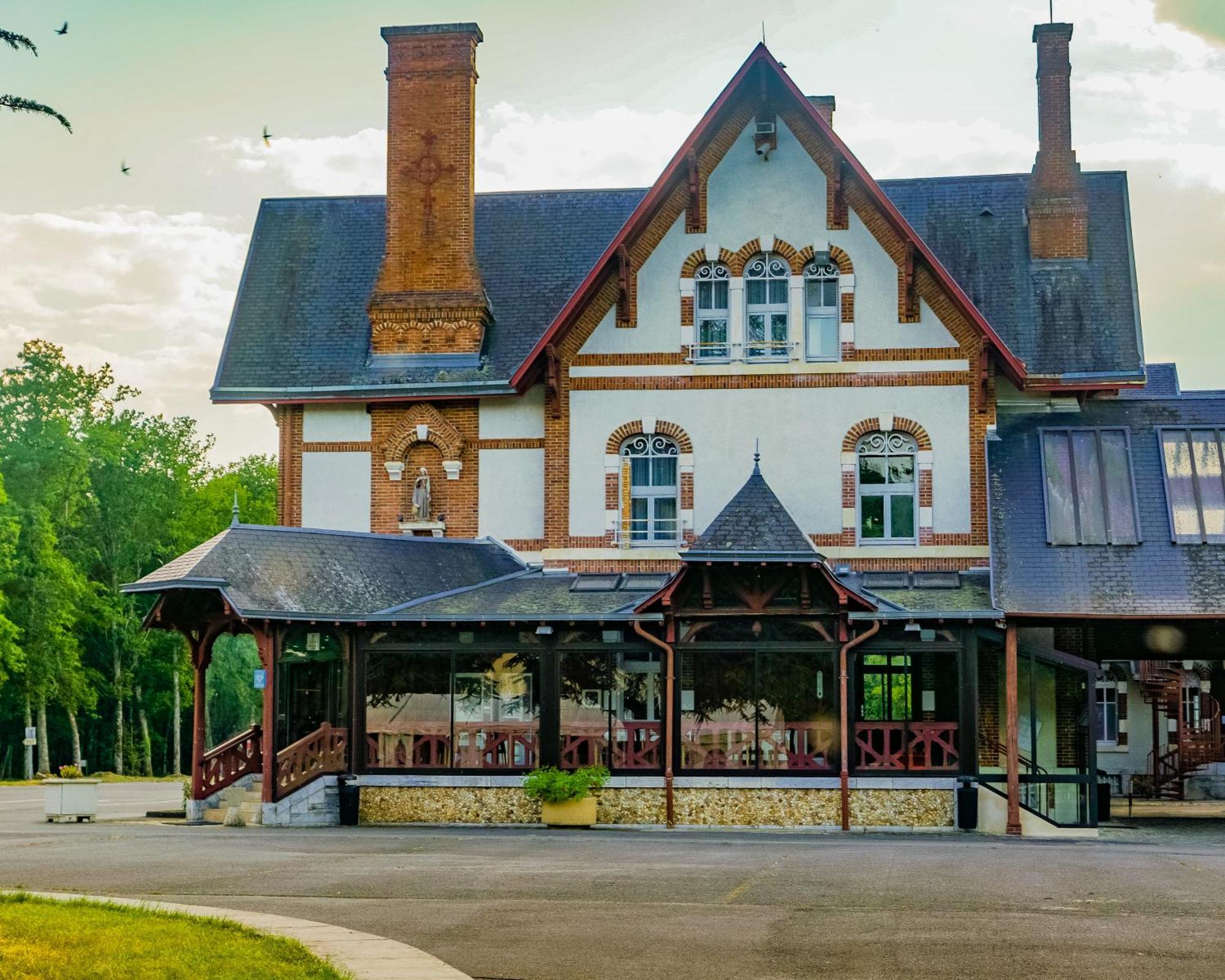 Hotel-Restaurant Domaine De La Grande Garenne Neuvy-sur-Barangeon Dış mekan fotoğraf